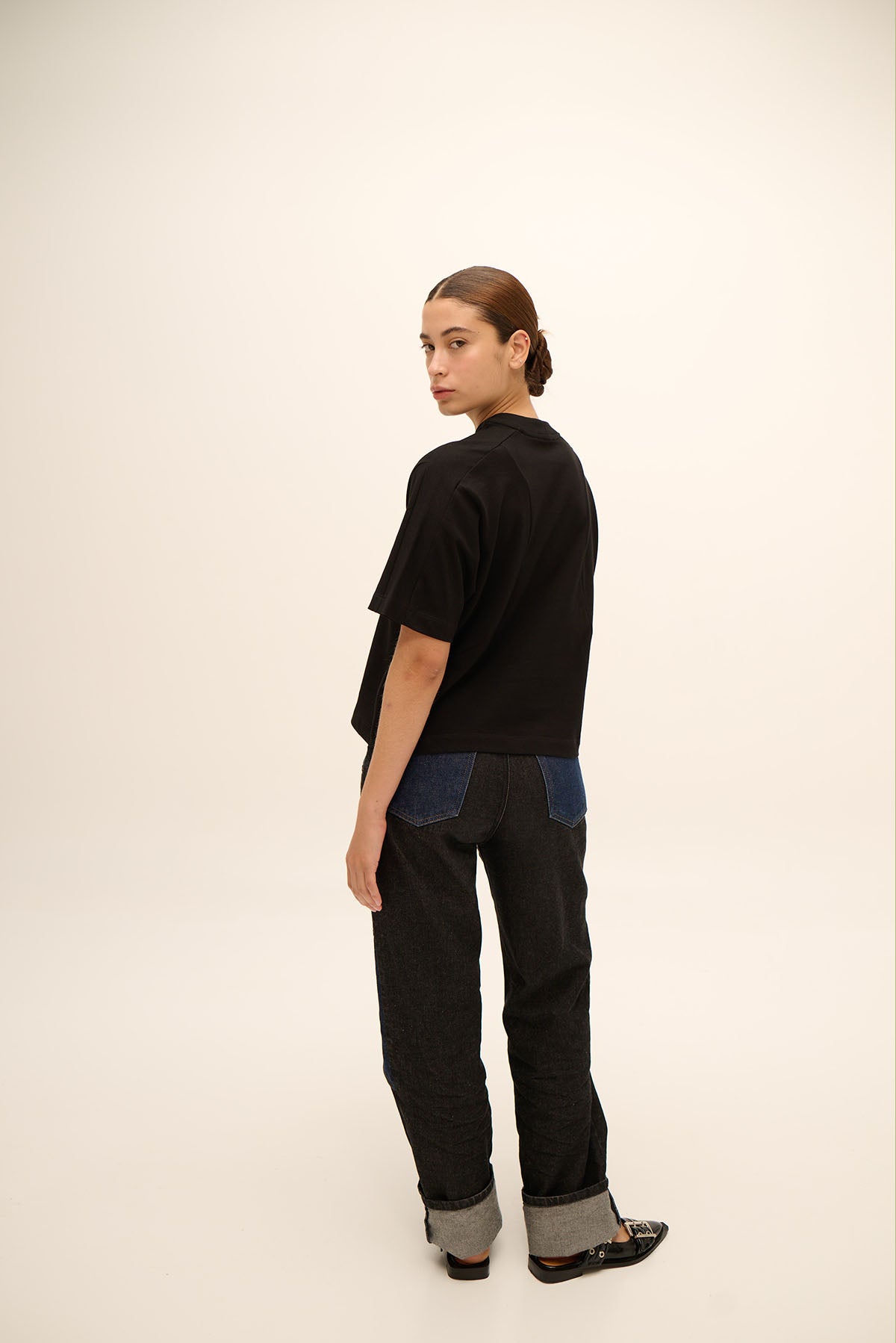 JEANS BOTA RECTA DE 2 TONOS CORTE AL FRENTE Y RODILLA