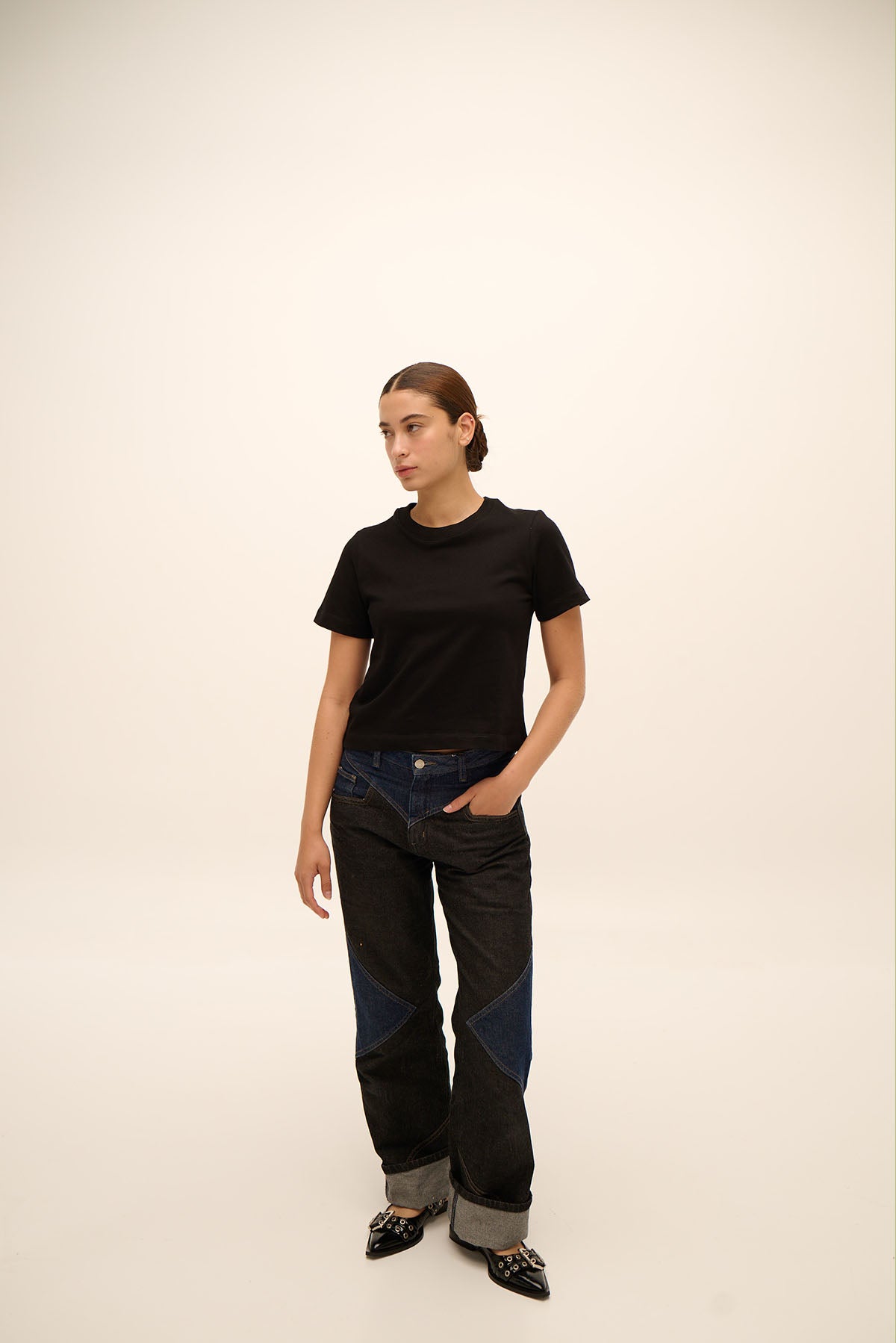 JEANS BOTA RECTA DE 2 TONOS CORTE AL FRENTE Y RODILLA