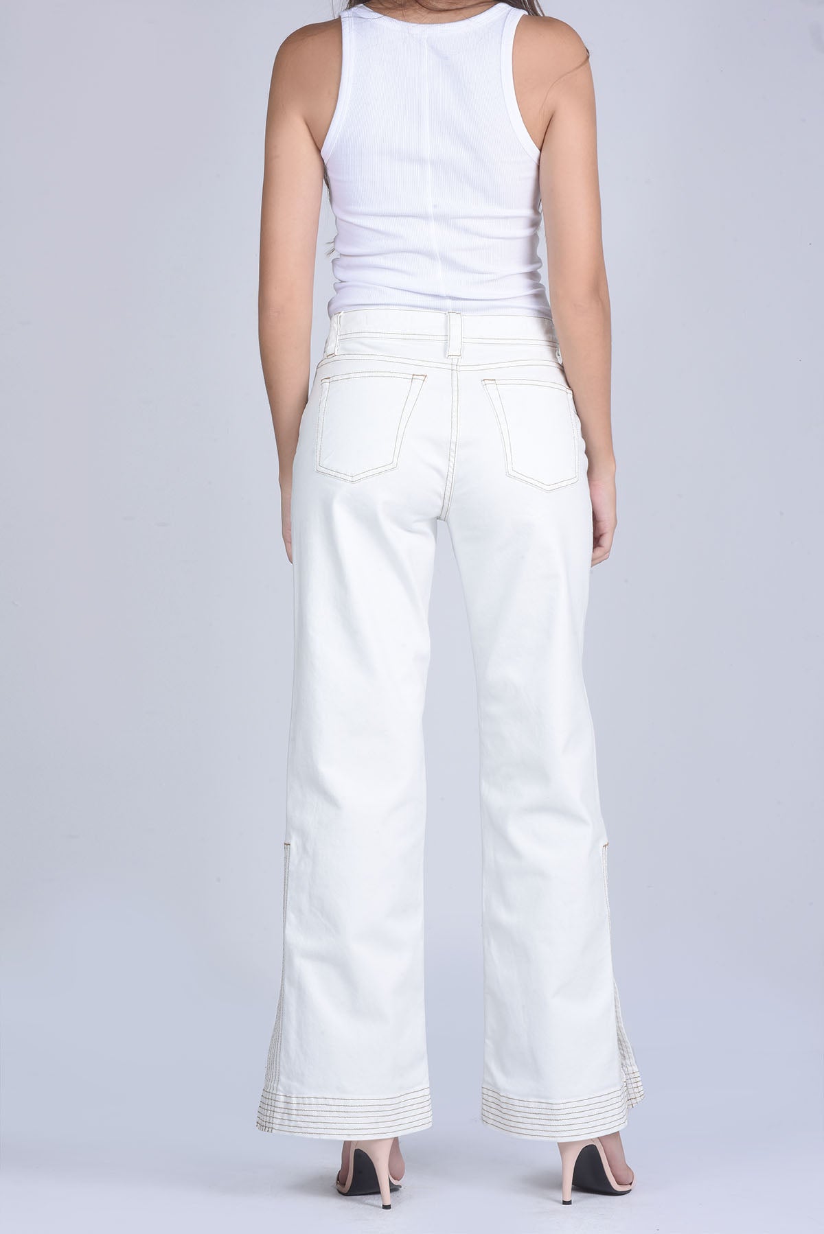 PANTALON JEAN ABERTURA LADOS PESPUNTE RUEDO PESPUNTES CAMEL